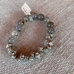 Quartz and silver stretch bracelet🌺